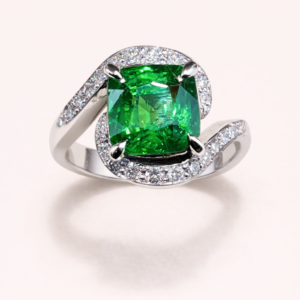 Bague Impériale en Or Blanc, Émeraude et Diamants